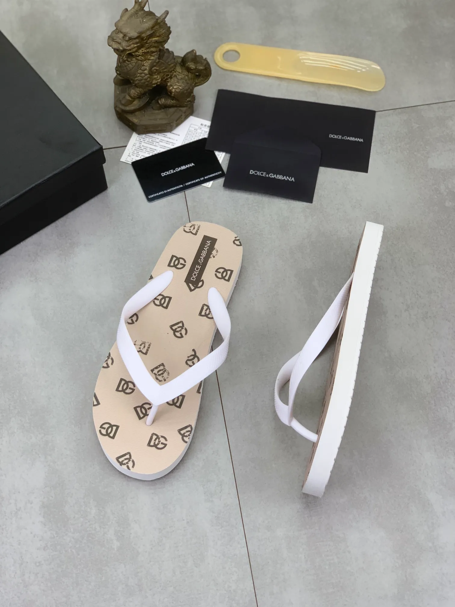 Men's Men's Shoes💰P220💰[New Style]🆘[DG]Official Website Couple🧑‍🤝‍🧑Hot-selling Dolce & Gabbana Men's Flip-Flops are on sale at the counter simultaneously! Original fabric imported from Italy. Original bottom provided by the original factory. Size: Adult 36-45. Children’s size: 30-37. Multiple colors available.